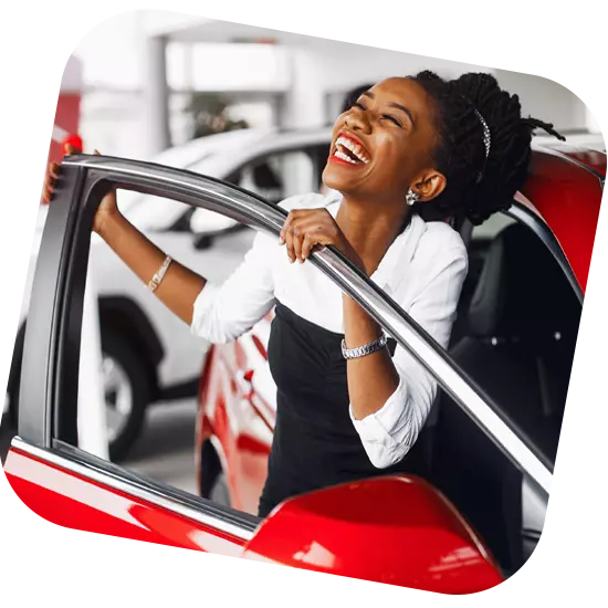 Femme heureuse d'acheter voiture rouge avec l'aide de Crédits Hupé